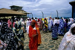 Aérogare;-Aéroport;-Archipel-des-Comores;-Femmes;-Foule;-France;-Kaleidos;-Kaleidos-images;-Kanga;-La-parole-à-limage;-Laurent-Abad;-Mayotte;-Océan-Indien;-Stories-Pictures;-Tour-de-contrôle